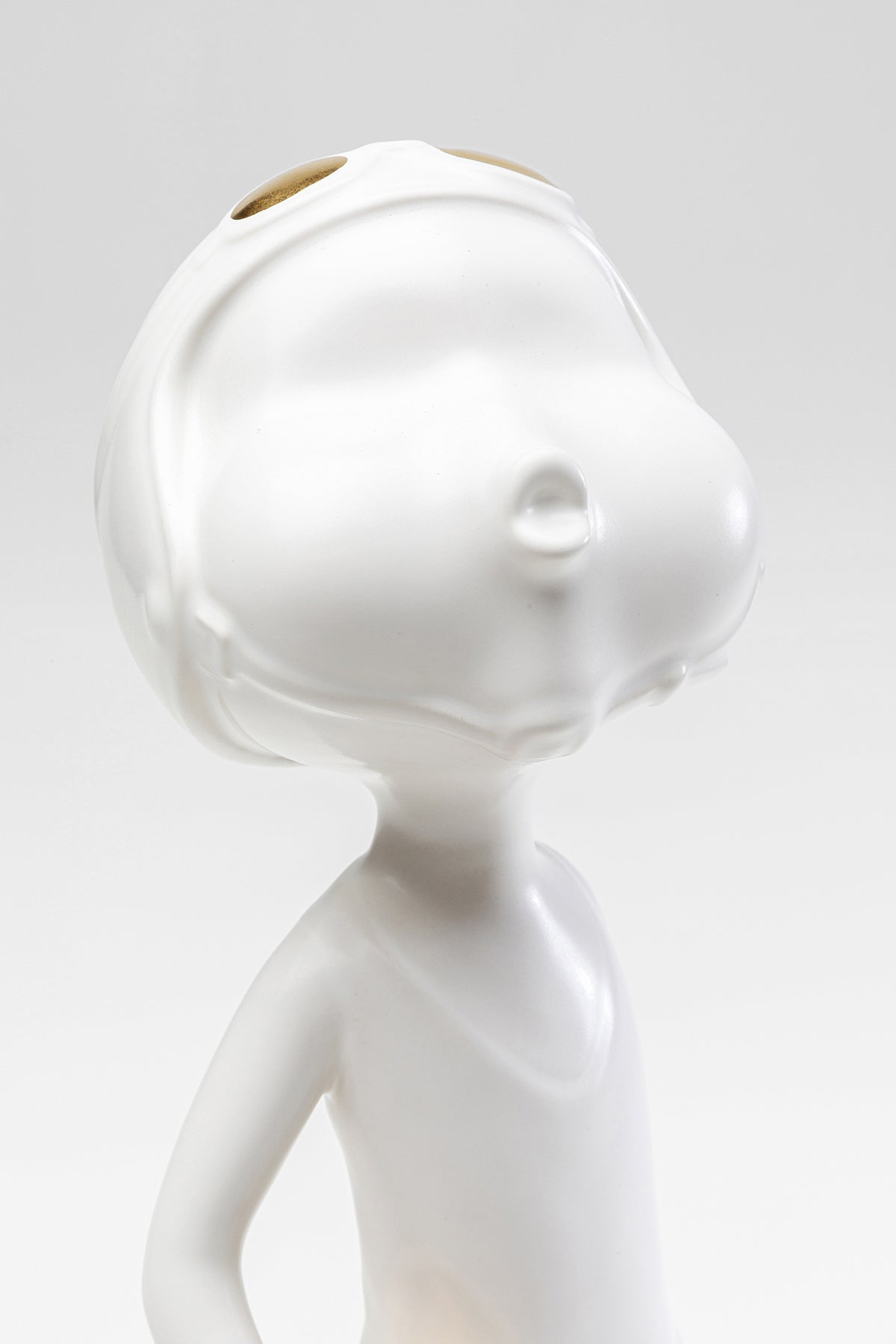 Kare - Deco Figurine Ball Girl White 41cm