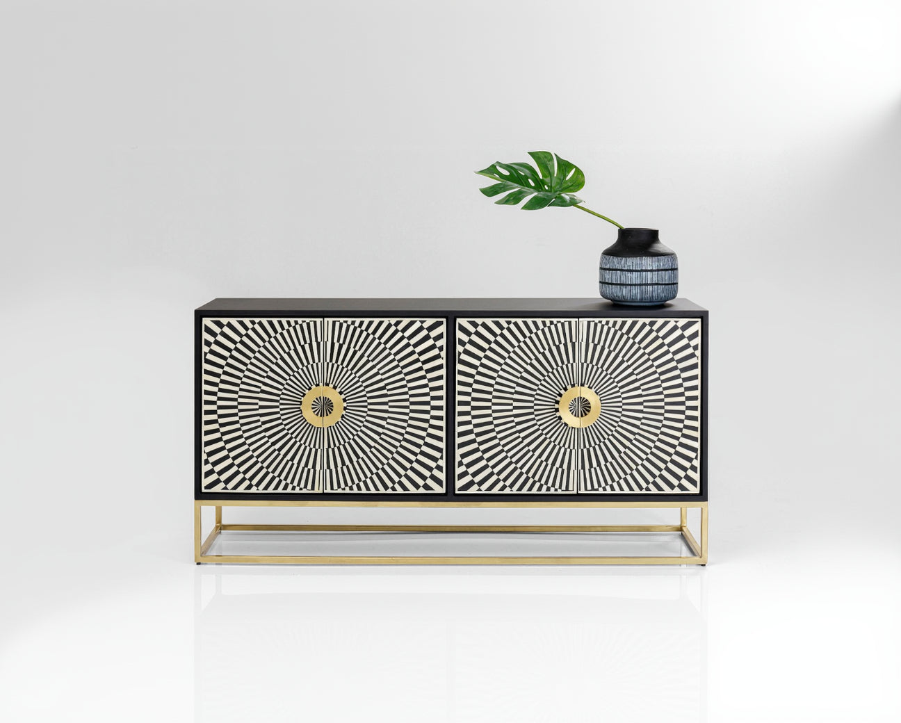 Chests & sideboards